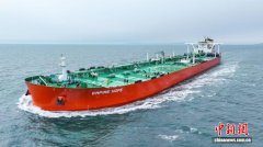 我国自主研发设计新一代超大型油船“君望”轮在辽宁大连交付